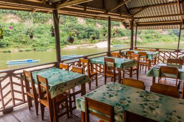 Muang Khua kasabasındaki bir restorandan Nam Ou nehrinin manzarası, Laos