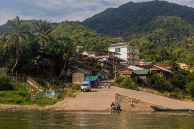 MUANG KHUA, LAOS - 24 Kasım 2019: Laos 'un Muang Khua kasabasındaki Nam Ou nehrine tekne inişi