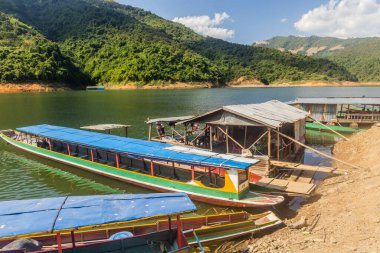 NAM OU, LAOS - 23 Kasım 2019: Nam Ou 5 rezervuarında tekne ve yüzen restoran, Laos