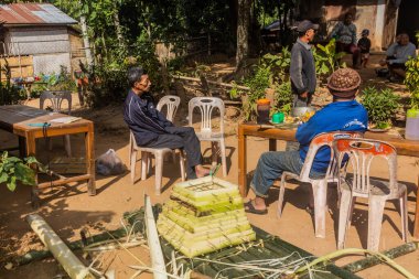 DONKHOUN, LAOS - 27 Kasım 2019: Köylüler Donkhoun 'daki (Done Khoun) Nong Khiaw, Laos yakınlarındaki köyde ruhları yatıştırmak için yüzen gemi hazırlıyorlar.