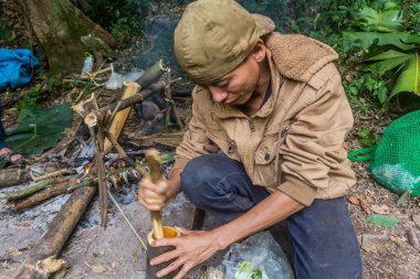 NAM HA, LAOS - 16 Kasım 2019: Nam Ha Ulusal Koruma Alanında yemek hazırlayan yerel rehber, Laos