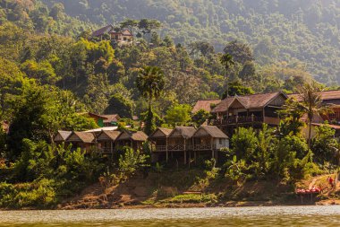 Nong Khiaw 'daki evler Nam Ou nehrinden Laos' a bakıyordu.