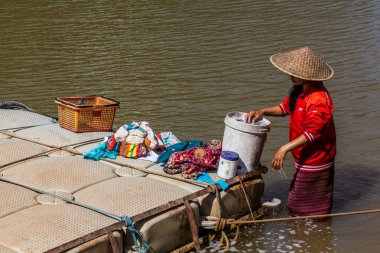 MUANG STK NEUA, LAOS - 25 Kasım 2019: Muang Ngoi Neua köyündeki Nam Ou nehrinde çamaşır yıkayan yerel kadın