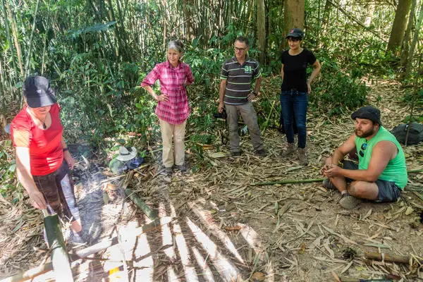 LUANG NAMTHA, LAOS - 18 Kasım 2019: Luang Namtha kasabası yakınlarındaki bir ormanda turist grubu