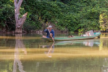 NONG KHIAW, LAOS - 27 Kasım 2019: Nong Khiaw, Laos yakınlarındaki Nam Ou nehrinde bir teknede köylü