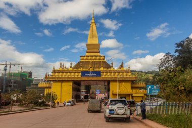 BOTEN, LAOS - 14 Kasım 2019: Laos Mohan-Boten sınır karakolunun Laos göçünün görüntüsü