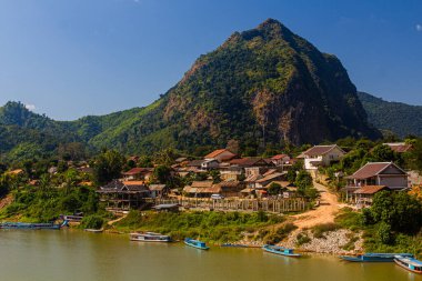 Nong Khiaw, Laos 'taki Nam Ou Nehri manzarası