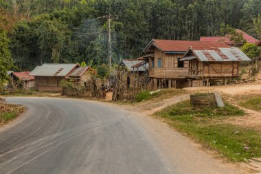 Luang Namtha yakınlarındaki yol kenarı köyü, Laos