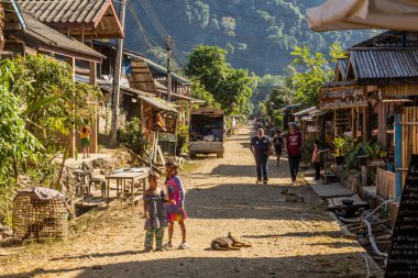 MUANG NGO NEUA, LAOS - 24 Kasım 2019: Muang Ngoi Neua Köyü, Laos.