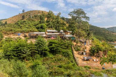 Nam Ou yakınlarında küçük bir köy 3 baraj, Laos