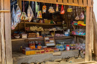 BAN NA, LAOS - 25 Kasım 2019: Muang Ngoi Neua, Laos yakınlarındaki Ban Na köyünde küçük bir dükkan