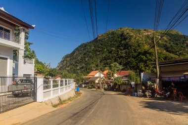 NONG KHIAW, LAOS - 26 Kasım 2019: Nong Khiaw Köyü Laos Sokağı