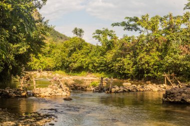 Muang Ngoi Neua yakınlarındaki Ban Na köyünde küçük hidroelektrik jeneratörleri, Laos