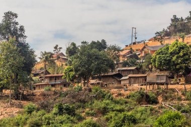 Nam Ou 'nun yukarısındaki köy 3 numaralı su deposu Laos.