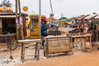 KUMI, UGANDA - 25 Şubat 2020: Kumi, Uganda 'da sokak yemekleri tezgahı