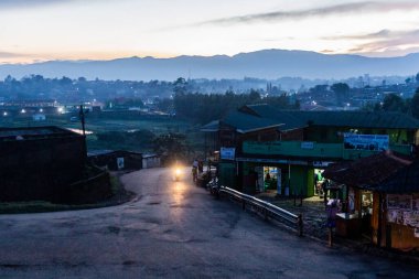 Fort PORTAL, UGANDA - 10 Mart 2020: Fort Portal, Uganda 'da bir caddenin akşam manzarası