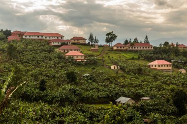 Fort Portal, Uganda yakınlarındaki krater gölü bölgesinde Nyamirima kreşi ve İlköğretim Okulu