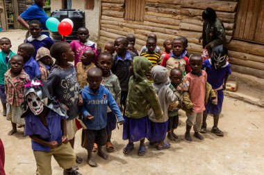BUNYONYI, UGANDA - 19 Mart 2020: Bunyonyi Gölü yakınlarındaki Gülen Kalpler Çocuk Yetimhanesi, Uganda