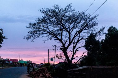 Uganda, Sipi köyünde günbatımı