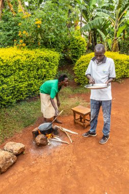 SIPI, UGANDA - 27 Şubat 2020: Sipi köyündeki bir çiftlikte kavurucu kahve