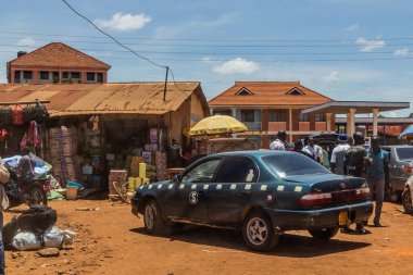 HOIMA, UGANDA - 10 Mart 2020: Hoima kasabası, Uganda 'daki bir taksi parkında ortak arabalar