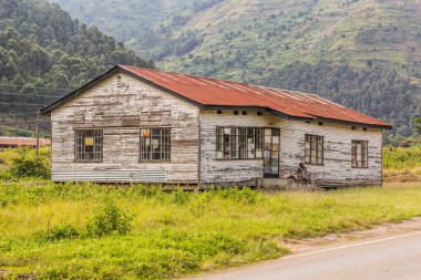 KILEMBE, UGANDA - 14 Mart 2020 Uganda 'nın Kilembe köyündeki ahşap ev
