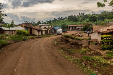 KIBUGA, UGANDA - 13 Mart 2020 Uganda 'da Fort Portal yakınlarındaki Krater göl bölgesindeki Kibuga köyünün görüntüsü