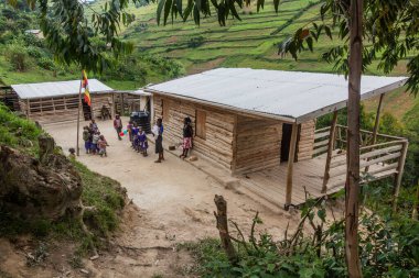 BUNYONYI, UGANDA - 19 Mart 2020: Gülümseyen Kalpler Yetimhanesi Bunyonyi Gölü yakınlarında, Uganda