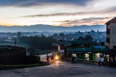 Fort PORTAL, UGANDA - 10 Mart 2020: Fort Portal, Uganda 'da bir caddenin akşam manzarası