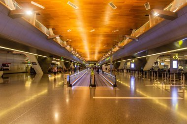 DOHA, Katar - 4 Nisan 2020: Doha, Katar 'daki Hamad Uluslararası Havalimanı