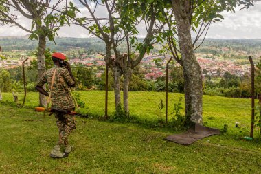 Fort PORTAL, UGANDA - 11 Mart 2020: Fort Portal, Uganda 'daki Tooro Krallığı Sarayı Muhafızları