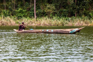 BUNYONYI, UGANDA - 19 Mart 2020: Bunyonyi Gölü, Uganda Kanosu