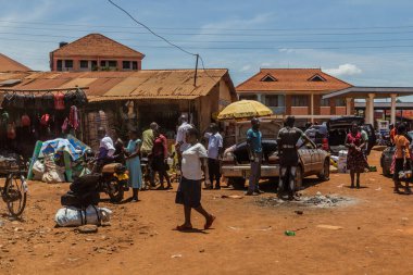 HOIMA, UGANDA - 10 Mart 2020: Hoima kasabası, Uganda 'daki bir taksi parkında ortak araba ve market tezgahları