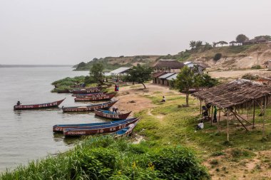 KATUNGURU, UGANDA - 16 Mart 2020: Uganda 'nın Katunguru köyündeki Kazinga Kanalı' nda tekneler