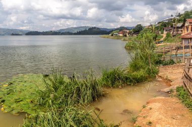 Bunyonyi Gölü kıyısındaki Buhutu kasabası, Uganda