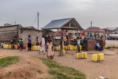 KATUNGURU, UGANDA - 16 Mart 2020: İnsanlar Uganda 'nın Katunguru kentindeki bir köyde su bekliyorlar
