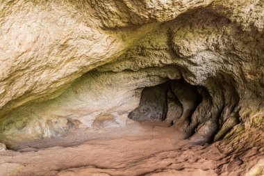 Sipi Şelalesinin arkasındaki mağara, Uganda