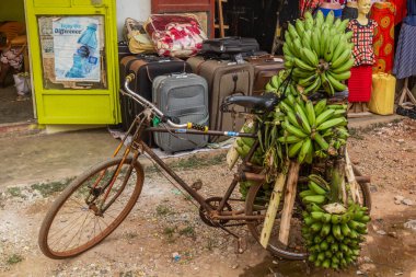 MBALE, UGANDA - 25 Şubat 2020: Mbale, Uganda 'da bir sokakta muz yığını dolu bisiklet