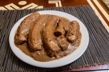 Fıstık soslu muz, Uganda 'da yemek.