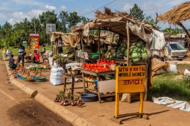 RWEETERA, UGANDA - 12 Mart 2020: Uganda, Fort Portal yakınlarındaki krater gölü bölgesindeki Rweetera köyündeki sokak tezgahları