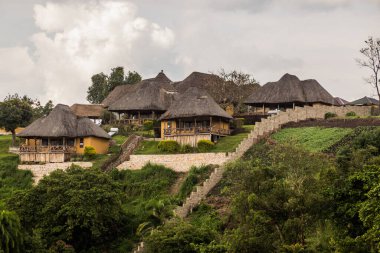 NYINABULITA, UGANDA - 12 Mart 2020: Uganda, Fort Portal yakınlarındaki Nyinabulita Gölü 'ndeki Safari Pansiyonu