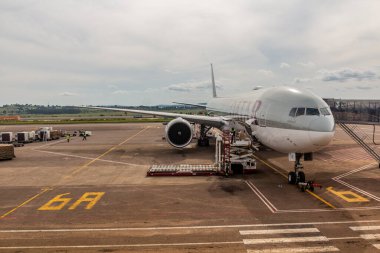 ENTEBBE, UGANDA - 3 Nisan 2020: Entebbe Uluslararası Havaalanı 'ndaki Katar Havayolları uçağı, Uganda.