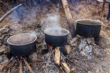 Bushera (darı lapası içeceği) Bunyonyi Gölü yakınlarındaki Buhutu kasabasında hazırlanıyor, Uganda
