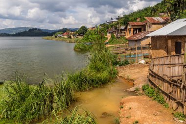 Bunyonyi Gölü kıyısındaki Buhutu kasabası, Uganda