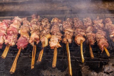 Güney Uganda 'da et şişleri kızartılıyor.