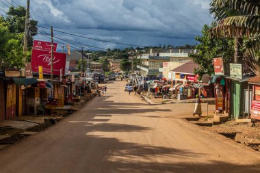 ENTEBBE, UGANDA - 29 Mart 2020: Entebbe, Uganda 'nın merkezinde sokak