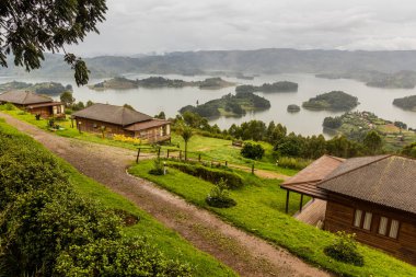 BUNYONYI, UGANDA - 18 Mart 2020: Arcadia Lodges, Uganda 'dan Bunyonyi Gölü manzarası