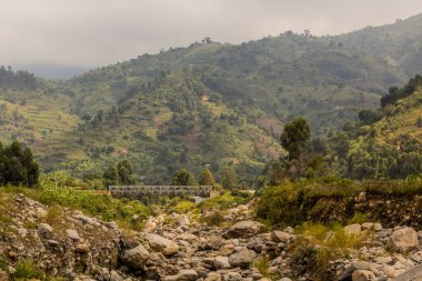 Uganda 'nın Kilembe köyündeki Nyamwamba nehri üzerindeki köprü.