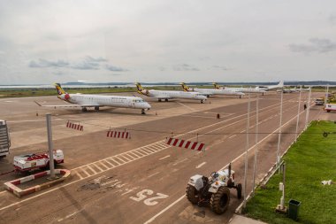 ENTEBBE, UGANDA - 3 Nisan 2020: Entebbe Uluslararası Havaalanında Uganda Havayolları, Uganda.