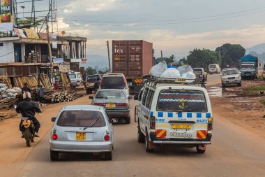 KAMPALA, UGANDA - 23 Mart 2020: Kampala, Uganda 'nın dışındaki ana yol